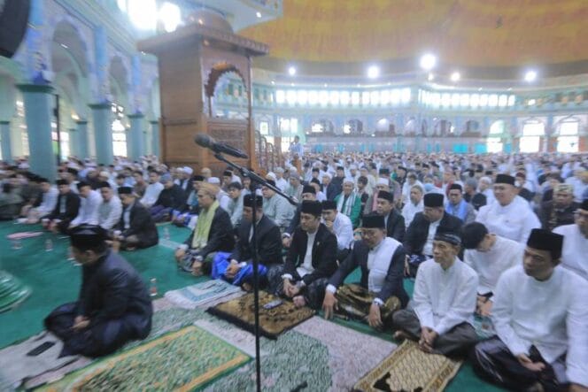 
					Wali Kota Tangerang, H. Sachrudin, didampingi wakilnya, H. Maryono Hasan, Salat Ied bersama Wamenkes Dante Saksono Harbuwono. (Foto :  Diskominfo  Kota Tangerang )
