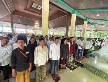 Anggota DPR RI dari Fraksi PKB, KH Maman Imanulhaq (Tengah selempang M<erah) saat menghadiri doa bersama ( Foto : Ist)