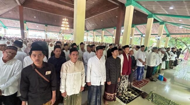 Anggota DPR RI dari Fraksi PKB, KH Maman Imanulhaq (Tengah selempang M<erah) saat menghadiri doa bersama ( Foto : Ist)