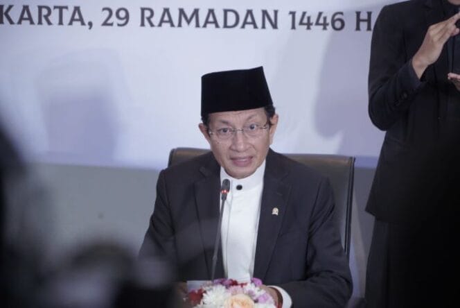 
					Menteri Agama Nasaruddin Umar saat menberikan keterangan hasil sidang isbat 1 Syawal 1446/2025 (foto : Humas Kemang)