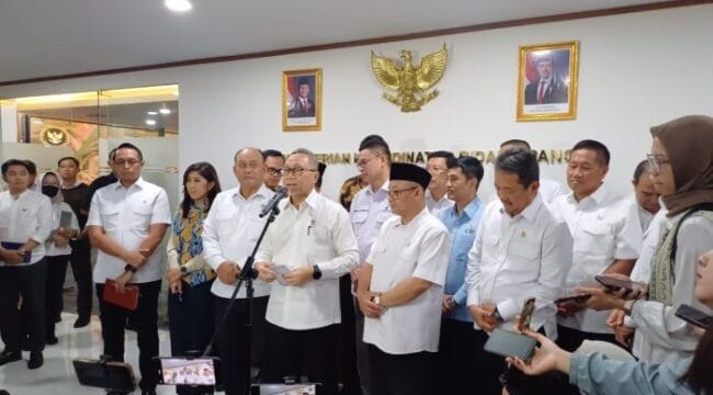 Menteri Perdagangan Zulkifli Hasan saat memberikan keterangan kepada awak media usai rapat koordinasi WWCRA. (Foto ; Humas Kemnedag)