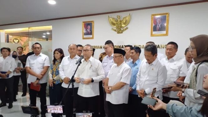 
					Menteri Perdagangan Zulkifli Hasan saat memberikan keterangan kepada awak media usai rapat koordinasi WWCRA. (Foto ; Humas Kemnedag)