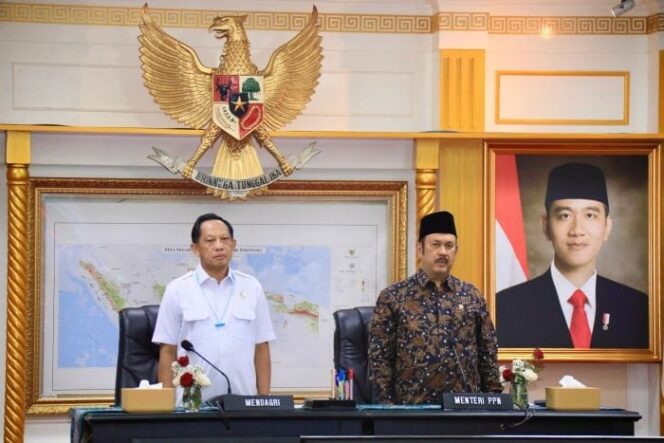 
					Menteri dalam Negeri Tito Karnavian (kiri). (Foto : Puspen Kemendagri).