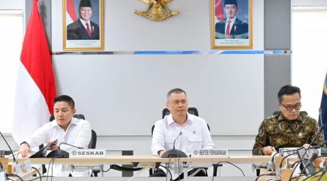 Menteri Perhubungan Dudy Purwagandhi (tengah) .(Foto :Humas Kemenhub )