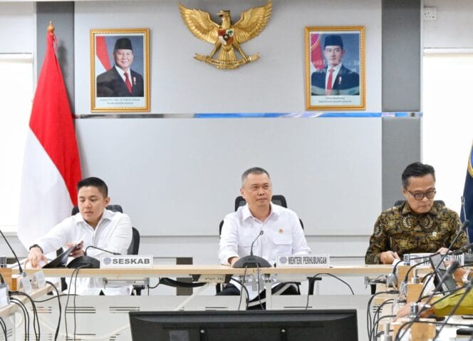 
					Menteri Perhubungan Dudy Purwagandhi (tengah) .(Foto :Humas Kemenhub )