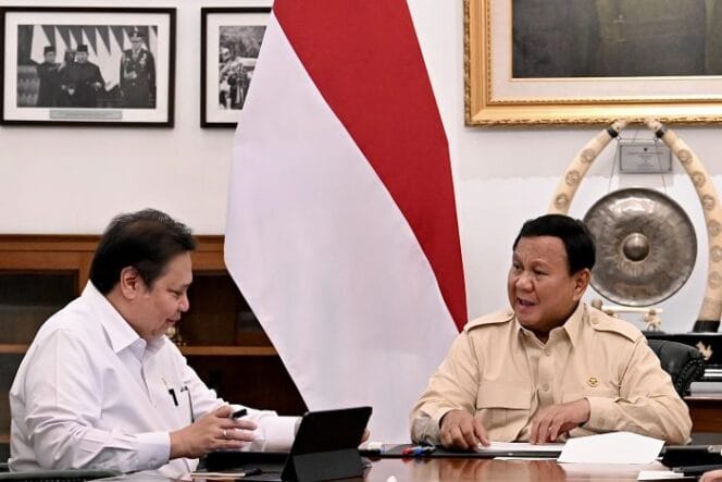 
					Menko Perekonomian Airlangga Hartarto saat bertemu dengan Presiden Prabowo Subianto ( Foto : Humas Kemenko Perekonomian) 
