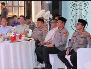 Kapolda Metro Jaya, Irjen. Pol. Karyoto, S.I.K., didampingi oleh Wakapolda Metro Jaya, Brigjen. Pol. Djaty Wiyoto abadhy S.I.K. bersama ketua PWI Jaya Kesit B Handoyo dalam acara buka puasa bersama. 
(Foto : Ist)
