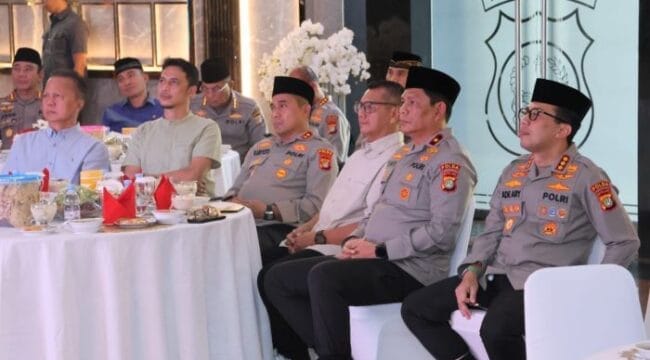 Kapolda Metro Jaya, Irjen. Pol. Karyoto, S.I.K., didampingi oleh Wakapolda Metro Jaya, Brigjen. Pol. Djaty Wiyoto abadhy S.I.K. bersama ketua PWI Jaya Kesit B Handoyo dalam acara buka puasa bersama. 
(Foto : Ist)