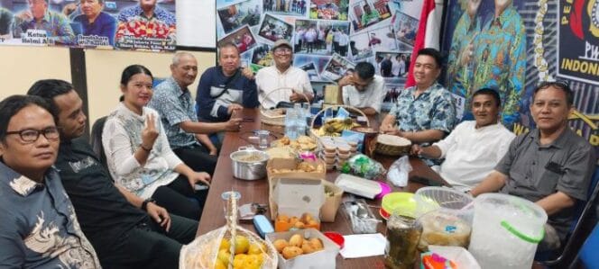
					Suasan buka bersama Pokja PWI Wali Kota Jakarta PusaT ( Foto ; PWI Jakpus)