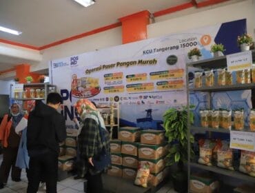 Salah satu stan operasi pasar yang diadakan oleh Kantor  Cabang Utama Pos Kota Tangerang. (Foto : Humas kota Tangerang)