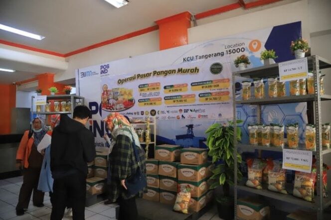 
					Salah satu stan operasi pasar yang diadakan oleh Kantor  Cabang Utama Pos Kota Tangerang. (Foto : Humas kota Tangerang)