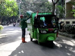 kendaraan sampah yang siap dioperasikan di libur lebaran untuk mengatsi sampah (Foto : Diskominfo Pemkot Tangsel)