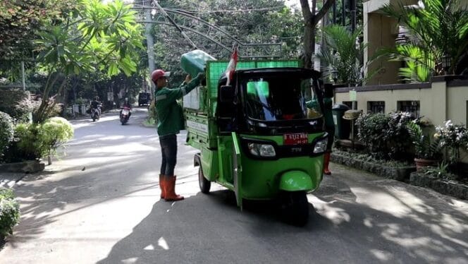 
					kendaraan sampah yang siap dioperasikan di libur lebaran untuk mengatsi sampah (Foto : Diskominfo Pemkot Tangsel)