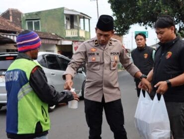 Jajaran Sat Reskrim Polres Batu saat membagikan Takjil gratis kepada salah seorang supeltas . (Foto : Humas Polres Batu)
