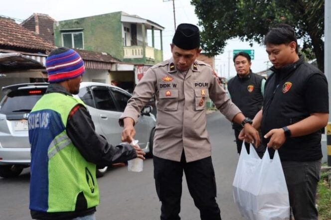 
					Jajaran Sat Reskrim Polres Batu saat membagikan Takjil gratis kepada salah seorang supeltas . (Foto : Humas Polres Batu)