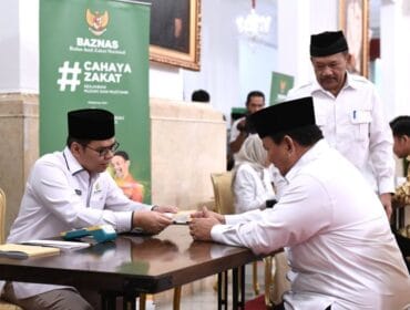 Presiden Prabowo Subianto saat menyerahkan Zakat kepada Baznas di Istana Negara (Foto : Setneg)