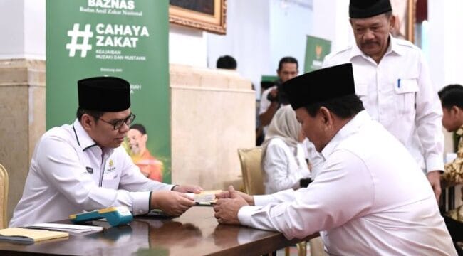 Presiden Prabowo Subianto saat menyerahkan Zakat kepada Baznas di Istana Negara (Foto : Setneg)