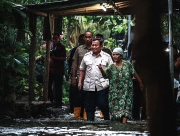 Presiden Prabowo Subianto saat meninjau korban banjir (Foto : IG presidenrepublikindonesia)