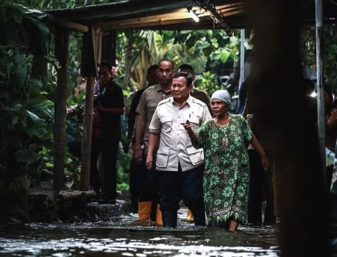 
					Presiden Prabowo Subianto saat meninjau korban banjir (Foto : IG presidenrepublikindonesia)
