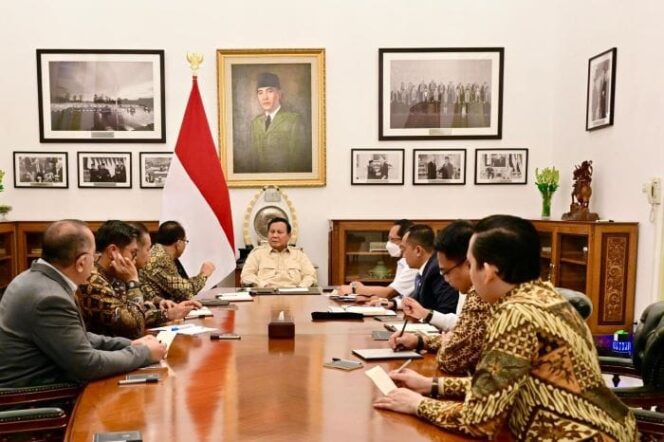
					Presiden Prabowo Subianto saat memimpin Rapat terbatas bersama menteri kabinet merah putih (Foto: Setneg )