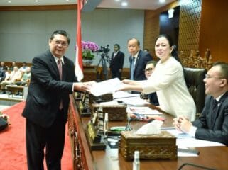 Ketua DPR RI,Puan Maharani saat menerima laporan dari ketua komisi I Utut Adianto  (Foto : Jaka/Vel/ Parlementaria)