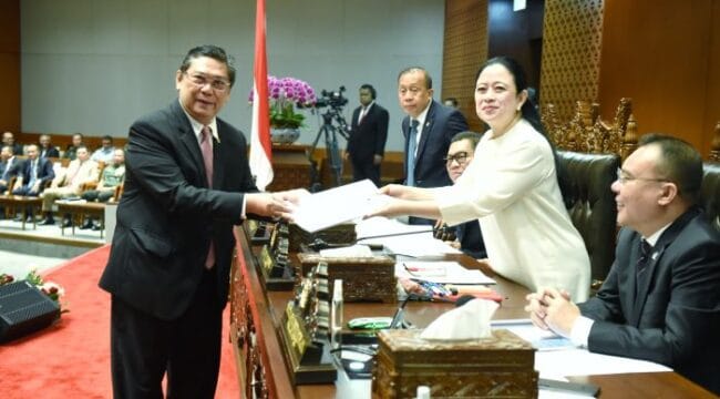 Ketua DPR RI,Puan Maharani saat menerima laporan dari ketua komisi I Utut Adianto  (Foto : Jaka/Vel/ Parlementaria)