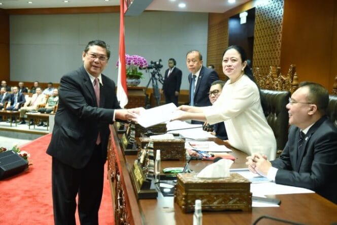 
					Ketua DPR RI,Puan Maharani saat menerima laporan dari ketua komisi I Utut Adianto  (Foto : Jaka/Vel/ Parlementaria)