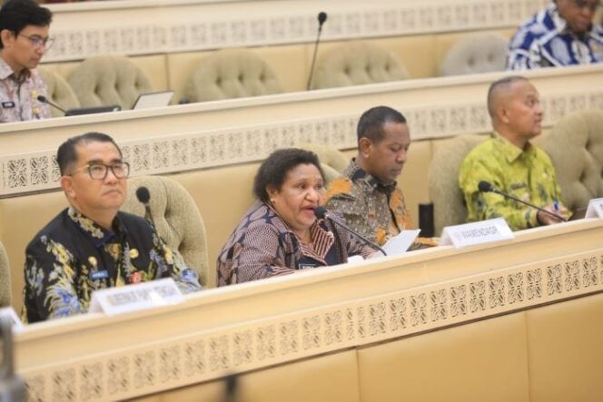 
					Wakil Menteri Dalam Negeri (Wamendagri) Ribka Haluk saat menghadiri Rapat Dengar Pendapat (RDP) dengan Komisi II DPR RI. (Foto : Puspen Kemendagri)


