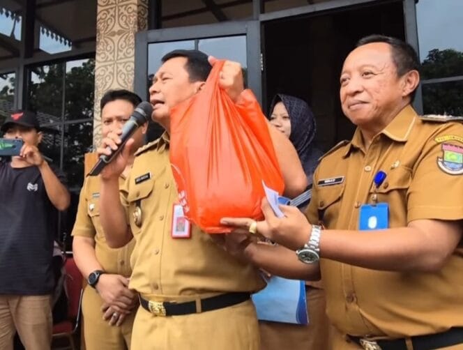 
Maesyal Rasyid Tinjau Langsung Program Sembako Murah di Kantor Kecamatan Balaraja