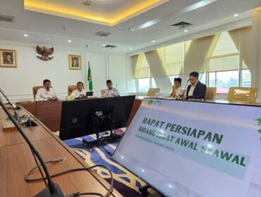 Dirjen Bimas Islam Abu Rokhmad saat memimpin Rapat Persiapan Sidang Isbat Awal Syawal 1446 H . (Foto: Humas Kemenag)