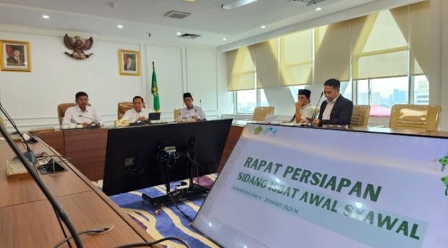 Dirjen Bimas Islam Abu Rokhmad saat memimpin Rapat Persiapan Sidang Isbat Awal Syawal 1446 H . (Foto: Humas Kemenag)
