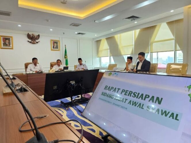 
					Dirjen Bimas Islam Abu Rokhmad saat memimpin Rapat Persiapan Sidang Isbat Awal Syawal 1446 H . (Foto: Humas Kemenag)