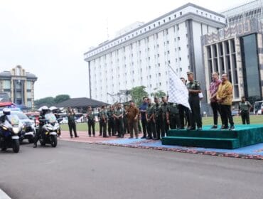Inspektur Jenderal TNI Angkatan Darat (Irjenad) Letjen TNI Erwin Djatniko, mewakili Kepala Staf Angkatan Darat (Kasad) Jenderal TNI Maruli Simanjuntak, M.Sc. saat melepas pemudik .(Foto : Dispenad)

