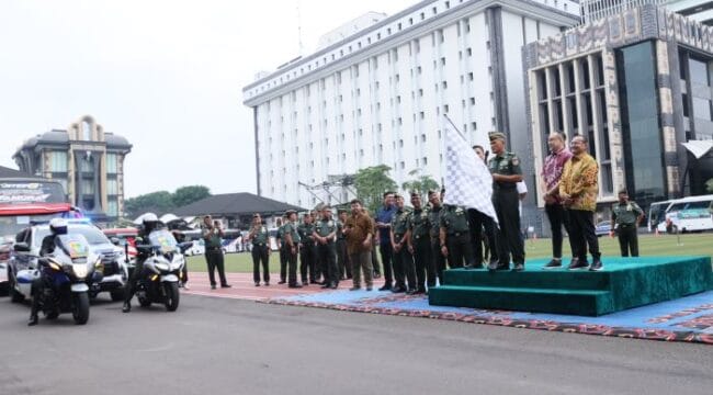 Inspektur Jenderal TNI Angkatan Darat (Irjenad) Letjen TNI Erwin Djatniko, mewakili Kepala Staf Angkatan Darat (Kasad) Jenderal TNI Maruli Simanjuntak, M.Sc. saat melepas pemudik .(Foto : Dispenad)

