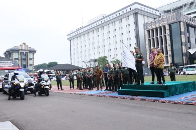 
					Inspektur Jenderal TNI Angkatan Darat (Irjenad) Letjen TNI Erwin Djatniko, mewakili Kepala Staf Angkatan Darat (Kasad) Jenderal TNI Maruli Simanjuntak, M.Sc. saat melepas pemudik .(Foto : Dispenad)

