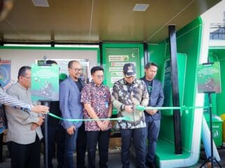 Wakil Wali Kota Tangerang Selatan (Tangsel) Pilar Saga Ichsan saat meresmikan salah satu halte. (Foto; Humas tangsel)
