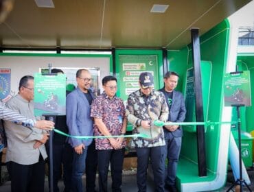 Wakil Wali Kota Tangerang Selatan (Tangsel) Pilar Saga Ichsan saat meresmikan salah satu halte. (Foto; Humas tangsel)

