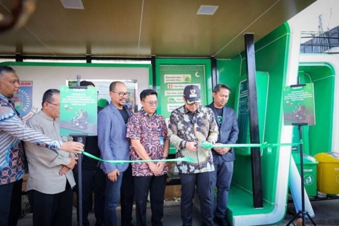 
					Wakil Wali Kota Tangerang Selatan (Tangsel) Pilar Saga Ichsan saat meresmikan salah satu halte. (Foto; Humas tangsel)
