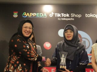 Wakil Bupati (Wabup) Tangerang, Intan Nurul Hikmah saat memberikan Cindera Mata (Foto; Humas Pemkab Tangerang)