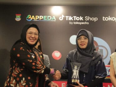 Wakil Bupati (Wabup) Tangerang, Intan Nurul Hikmah saat memberikan Cindera Mata (Foto; Humas Pemkab Tangerang)