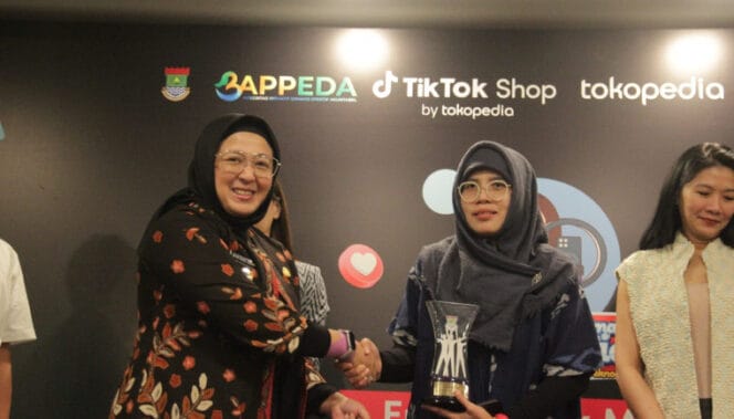 
					Wakil Bupati (Wabup) Tangerang, Intan Nurul Hikmah saat memberikan Cindera Mata (Foto; Humas Pemkab Tangerang)