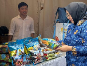 Wabup Tangerang Intan Nurul Hikmah saat mengunjungi salah satu stan UMKM. (Foto : Humas Pemkan Tangerang)