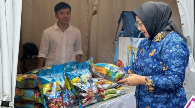 Wabup Tangerang Intan Nurul Hikmah saat mengunjungi salah satu stan UMKM. (Foto : Humas Pemkan Tangerang)