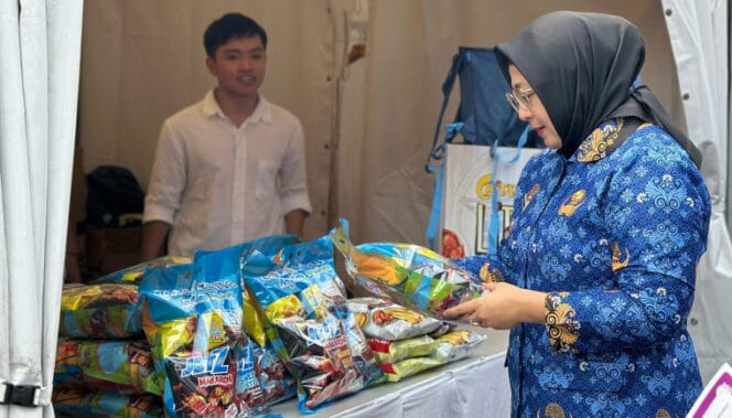 
					Wabup Tangerang Intan Nurul Hikmah saat mengunjungi salah satu stan UMKM. (Foto : Humas Pemkan Tangerang)