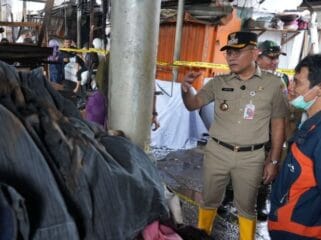Wali Kota Jakarta Pusat,a Arifin saat meninjau lokasi kebakaran di Pasar Poncol .(Foto: Kominfotik Jakpus)