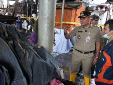 Wali Kota Jakarta Pusat,a Arifin saat meninjau lokasi kebakaran di Pasar Poncol .(Foto: Kominfotik Jakpus)