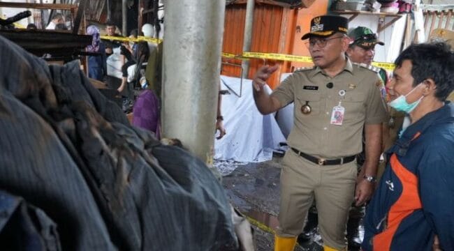 Wali Kota Jakarta Pusat,a Arifin saat meninjau lokasi kebakaran di Pasar Poncol .(Foto: Kominfotik Jakpus)