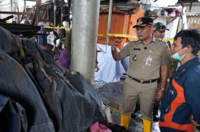 
Wali Kota Jakarta Pusat,a Arifin saat meninjau lokasi kebakaran di Pasar Poncol .(Foto: Kominfotik Jakpus)