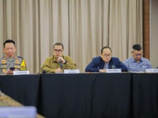 Pemkot Tangsel Bakal Terbitkan Surat Edaran Pelarangan Takbir Keliling .
Wakil Wali Kota Tangerang Selatan (Tangsel) Pilar Saga Ichsan saat memimpin Rapat Forum Koordinasi Pimpinan Daerah (Forkopimda). (Foto :  Diskominfo Pemkot Tangsel)
