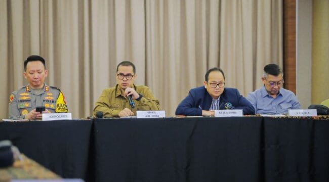 Pemkot Tangsel Bakal Terbitkan Surat Edaran Pelarangan Takbir Keliling .
Wakil Wali Kota Tangerang Selatan (Tangsel) Pilar Saga Ichsan saat memimpin Rapat Forum Koordinasi Pimpinan Daerah (Forkopimda). (Foto :  Diskominfo Pemkot Tangsel)
